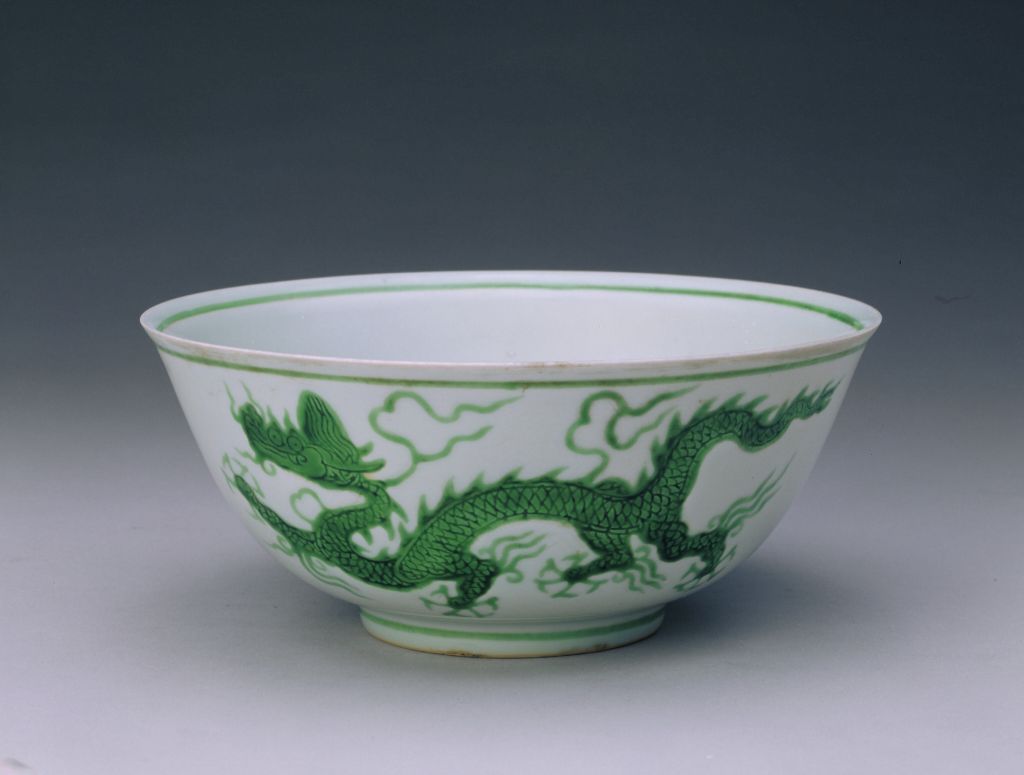 图片[1]-White glaze carved sea water green cloud dragon bowl-China Archive